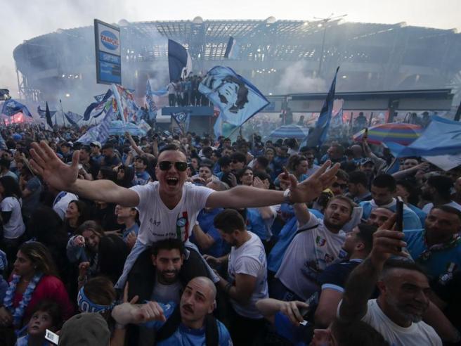 ALE CAMPIONI IN ITALIA (Vesuvio Erutta Napoli Remix)